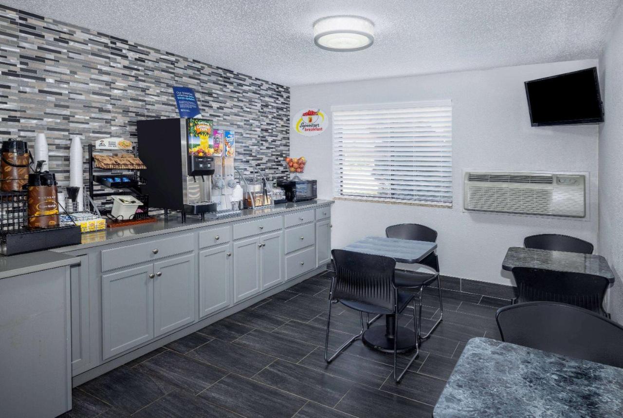Super 8 By Wyndham Kansas City At Barry Road/Airport Ngoại thất bức ảnh