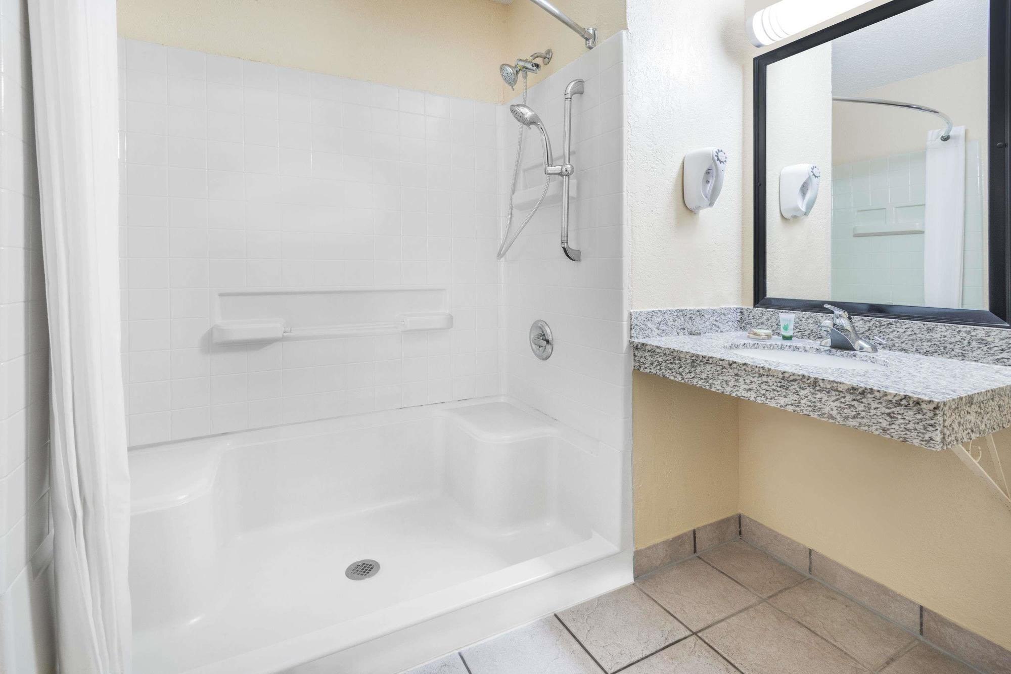 Super 8 By Wyndham Kansas City At Barry Road/Airport Ngoại thất bức ảnh